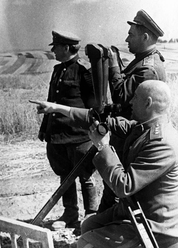 Командующий 60-й армией П.А. Курочкин (справа) на наблюдательном пункте. 1944